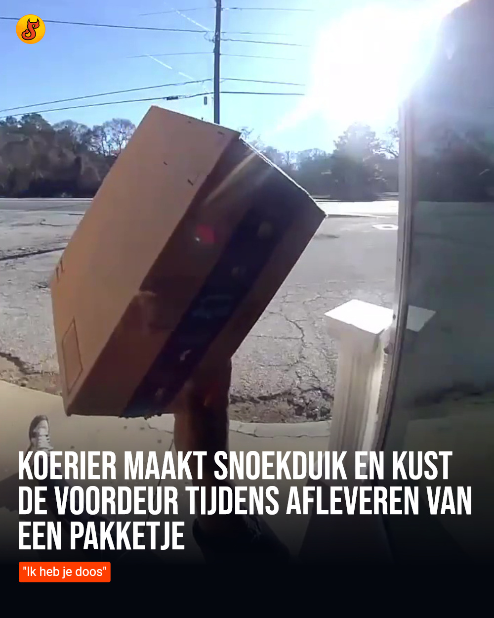 Koerier maakt snoekduik en kust de voordeur tijdens afleveren van een pakketje