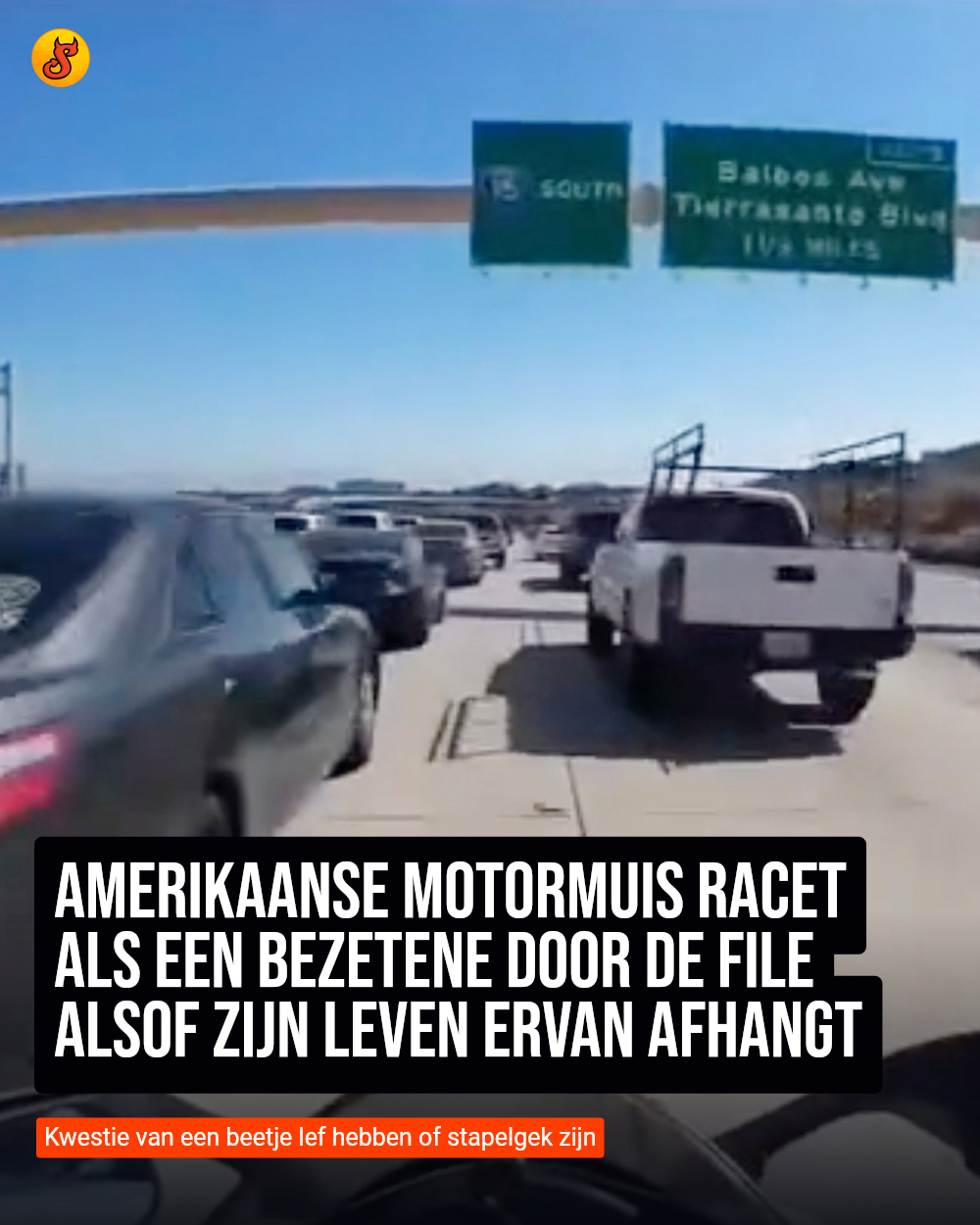 Amerikaanse motormuis racet als een bezetene door de file alsof zijn leven ervan afhangt