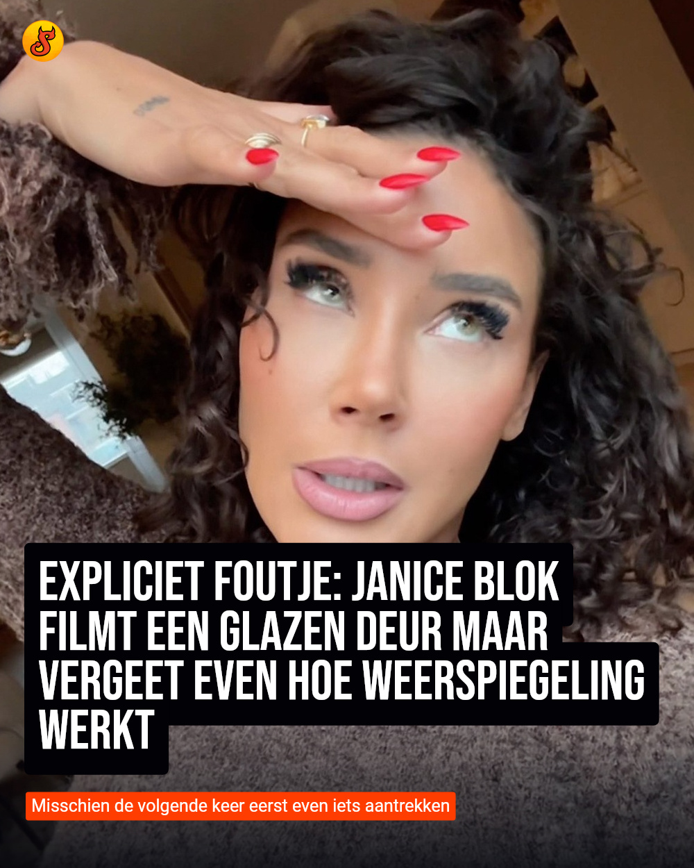 Expliciet foutje: Janice Blok filmt een glazen deur maar vergeet even hoe weerspiegeling werkt