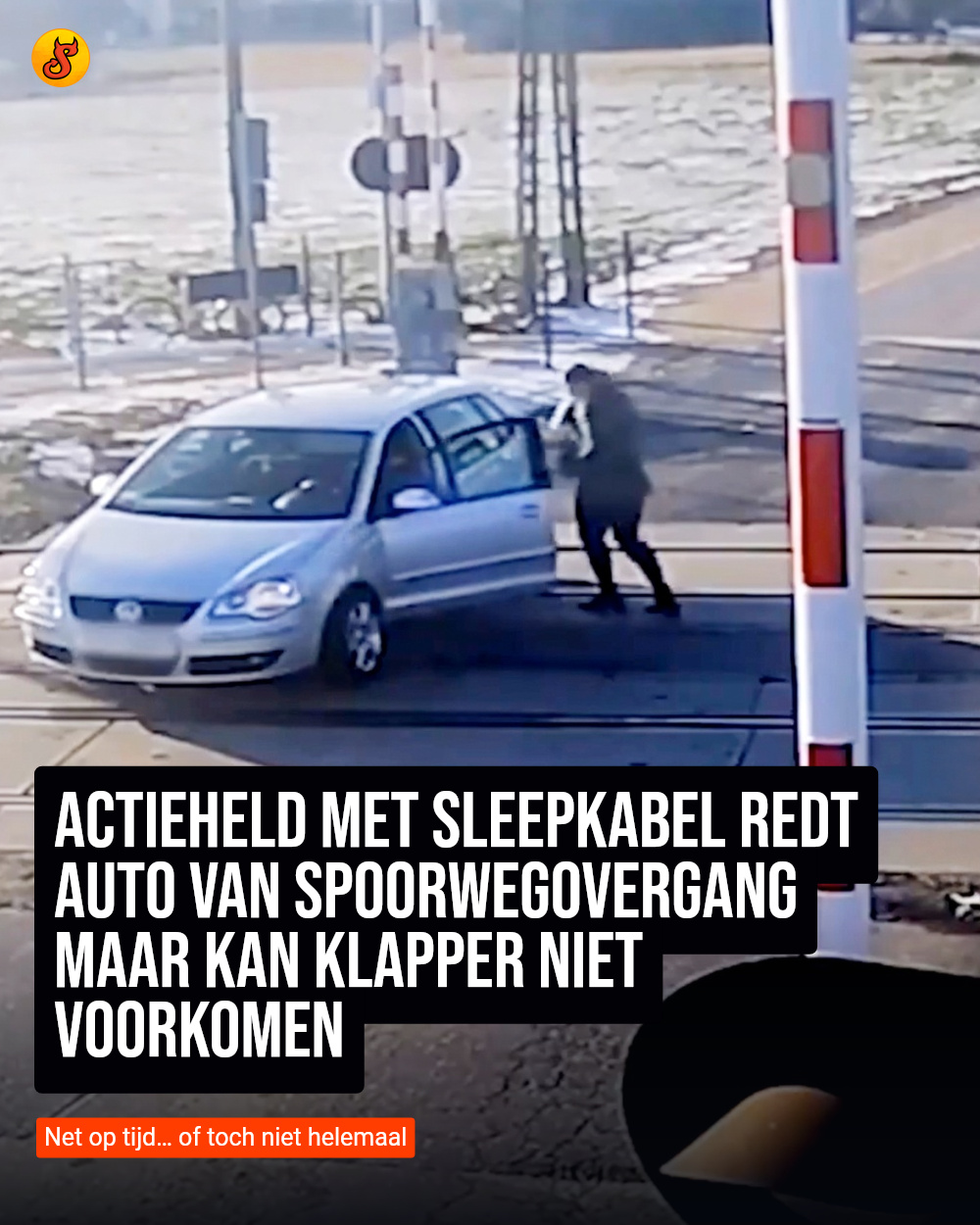Actieheld met sleepkabel redt auto van spoorwegovergang maar kan klapper niet voorkomen
