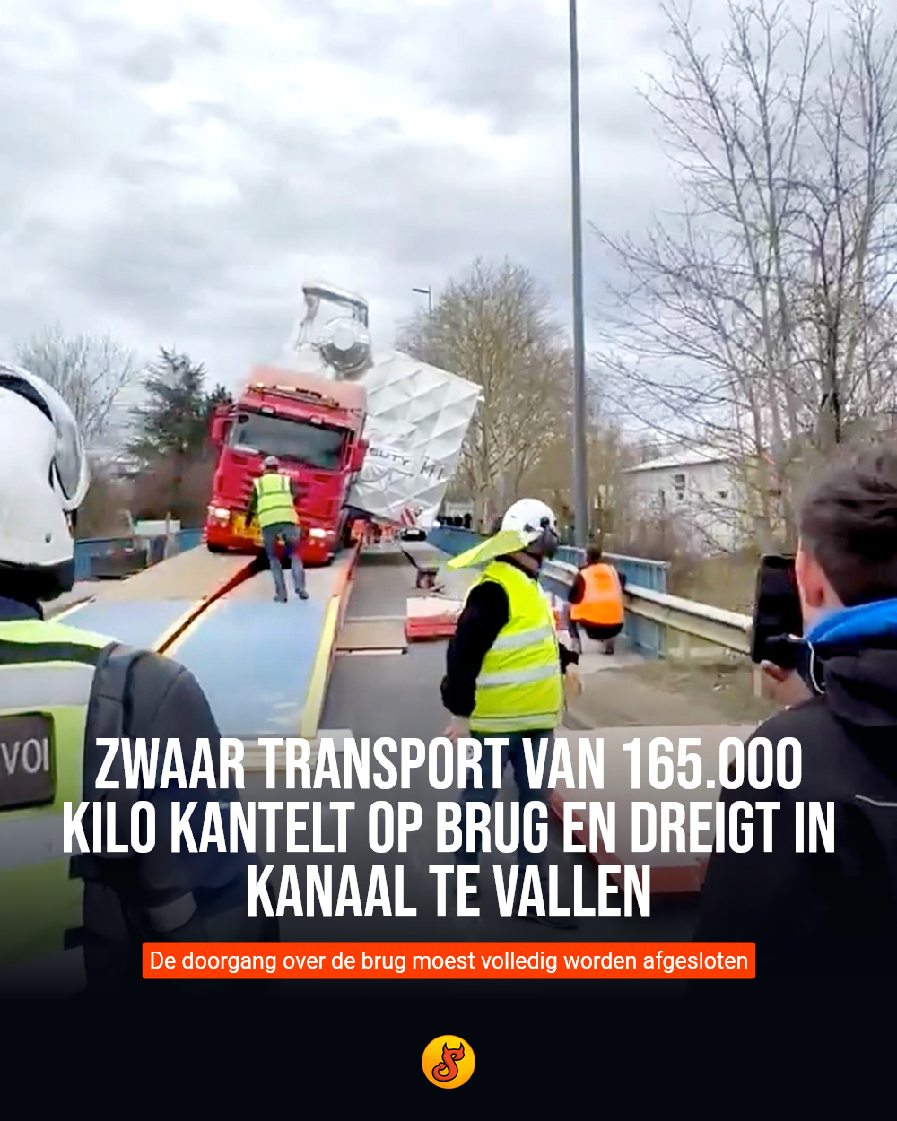 Zwaar transport van 165.000 kilo kantelt op brug en dreigt in kanaal te vallen