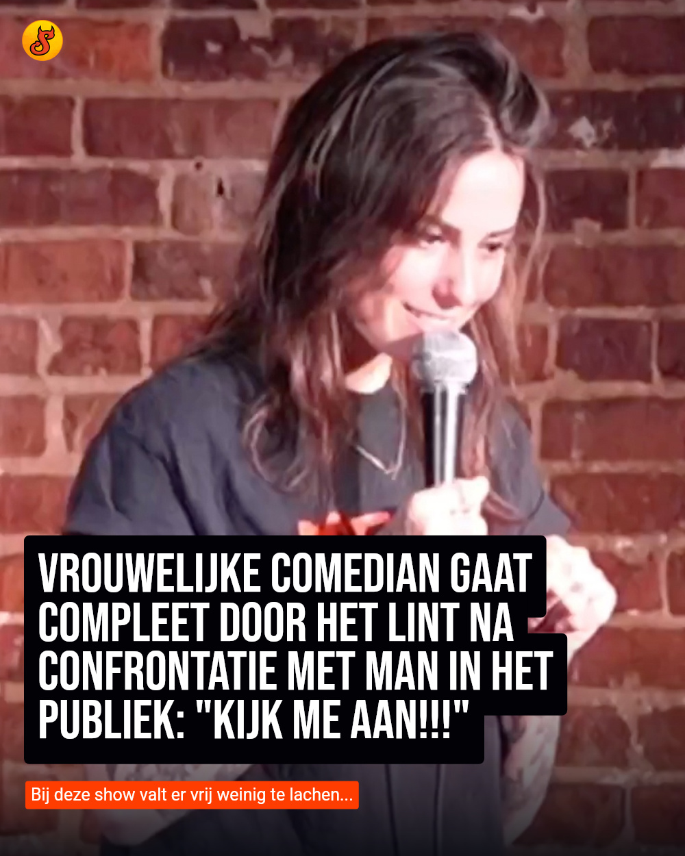 Vrouwelijke comedian gaat compleet door het lint na confrontatie met man in het publiek: "KIJK ME AAN!!!"