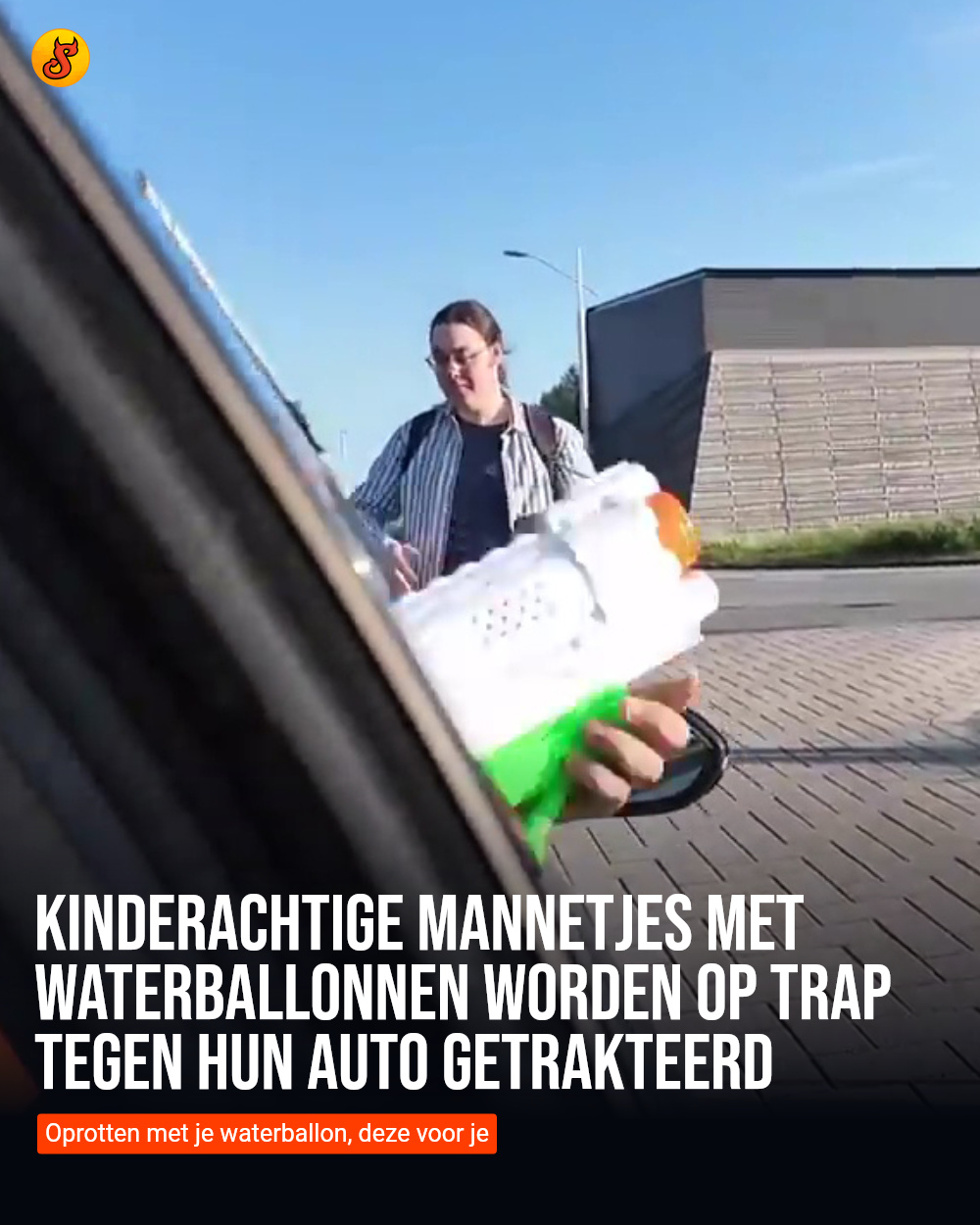 Kinderachtige mannetjes met waterballonnen worden op trap tegen hun auto getrakteerd