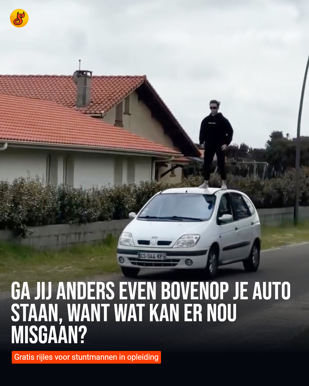 Ga jij anders even bovenop je auto staan, want wat kan er nou misgaan?