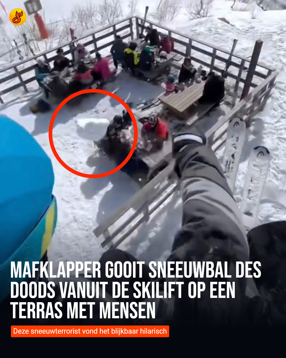 Mafklapper gooit sneeuwbal des doods vanuit de skilift op een terras met mensen