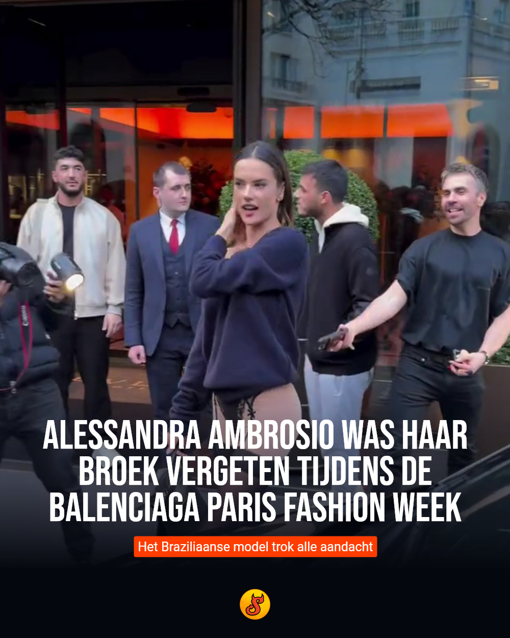 Alessandra Ambrosio was haar broek vergeten tijdens de Balenciaga Paris Fashion Week