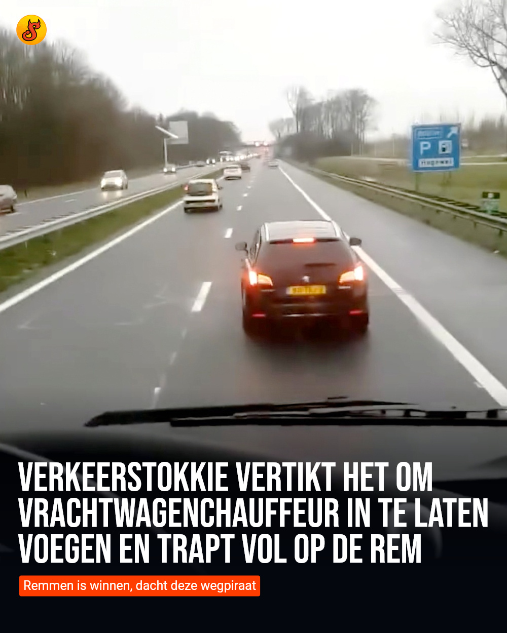 Verkeerstokkie vertikt het om vrachtwagenchauffeur in te laten voegen en trapt vol op de rem