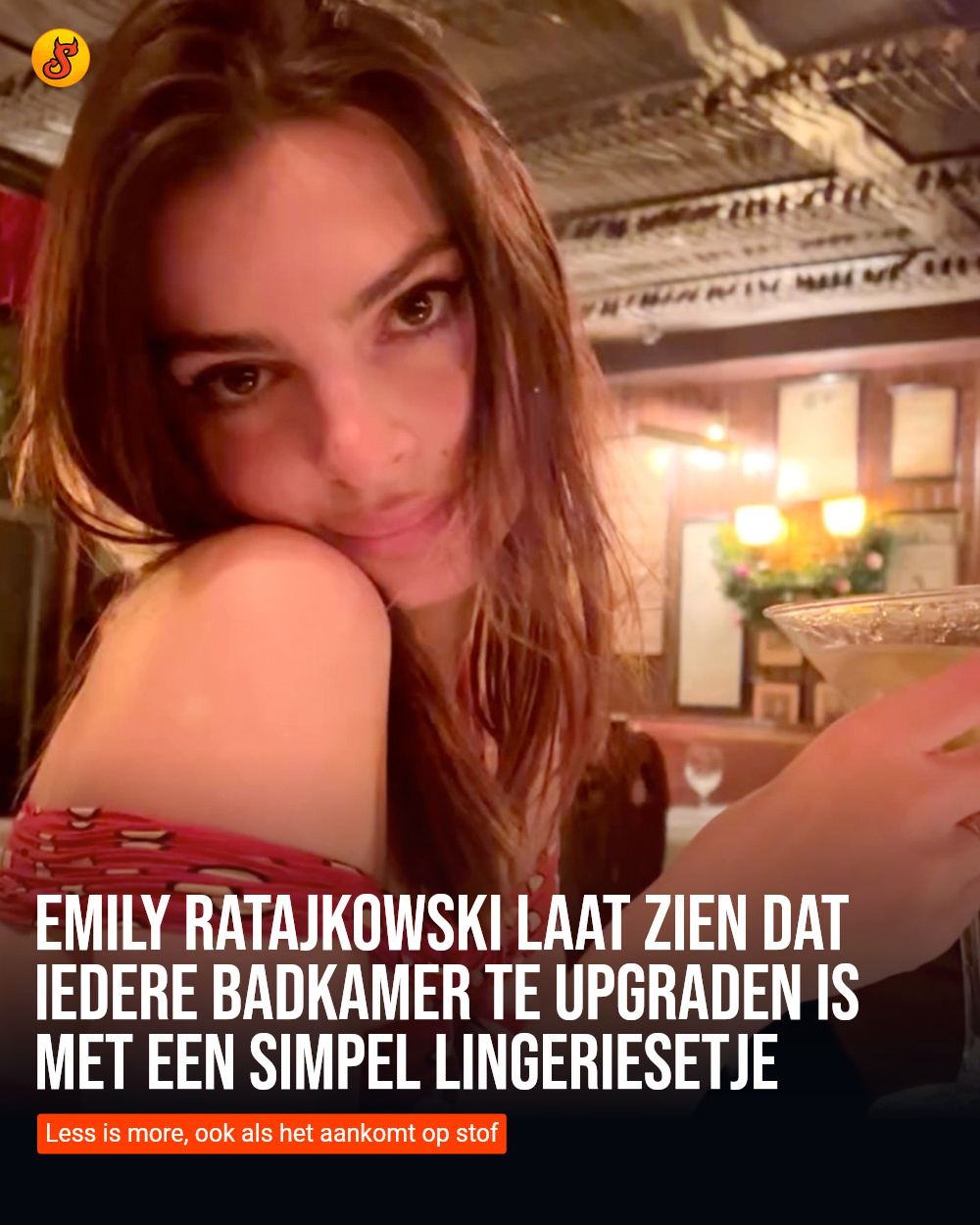 Emily Ratajkowski laat zien dat iedere badkamer te upgraden is met een simpel lingeriesetje