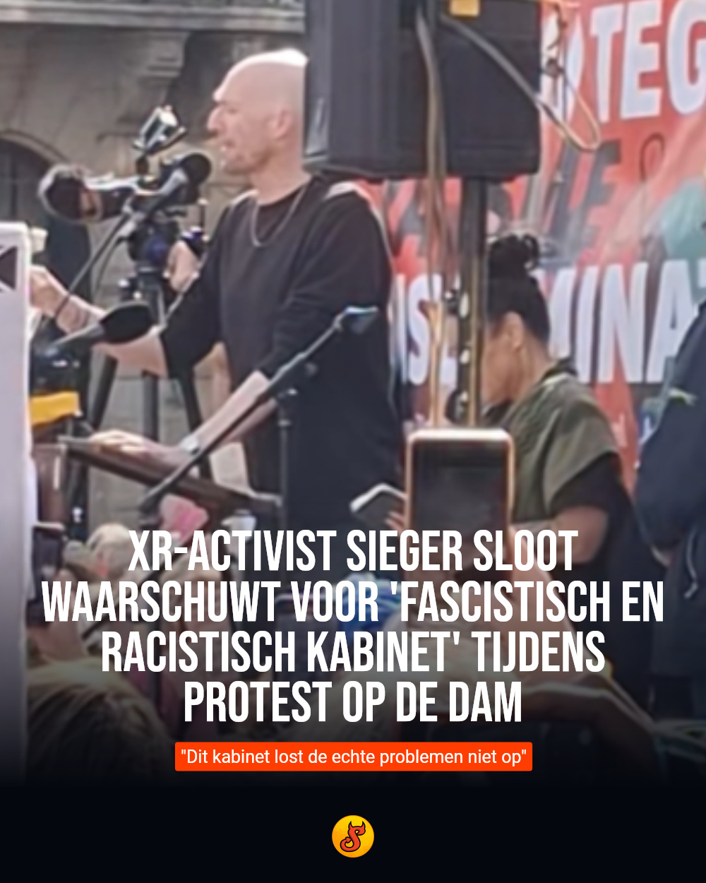 XR-activist Sieger Sloot waarschuwt voor 'fascistisch en racistisch kabinet' tijdens protest op de Dam