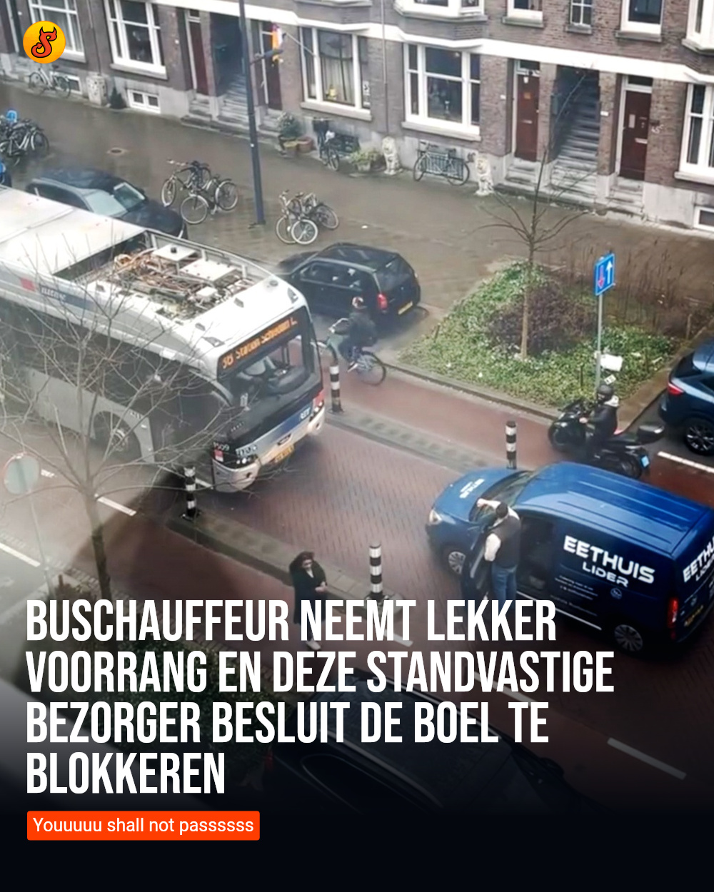 Buschauffeur neemt lekker voorrang en deze standvastige bezorger besluit de boel te blokkeren