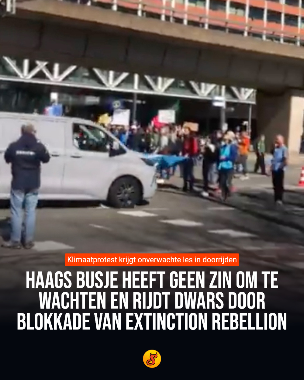 Haags busje heeft geen zin om te wachten en rijdt dwars door blokkade van Extinction Rebellion