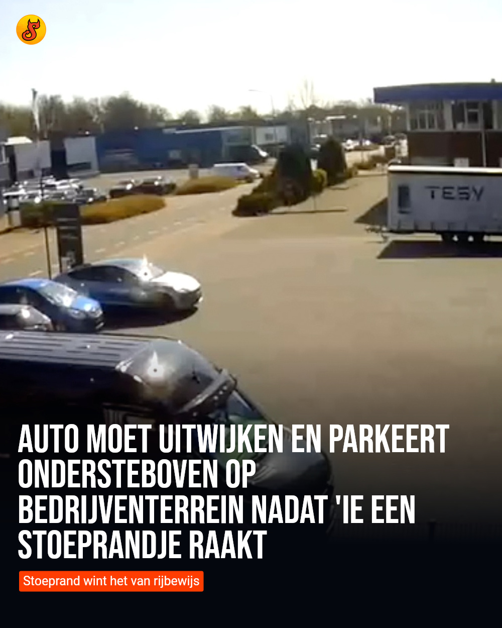 Auto moet uitwijken en parkeert ondersteboven op bedrijventerrein nadat 'ie een stoeprandje raakt