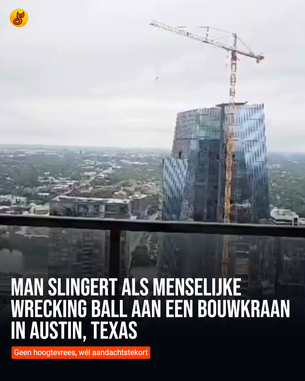 Man slingert als menselijke wrecking ball aan een bouwkraan in Austin​, Texas