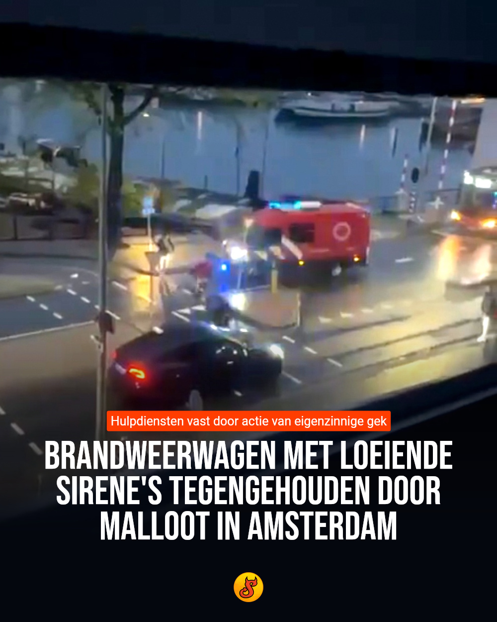 Brandweerwagen met loeiende sirene's tegengehouden door malloot in Amsterdam