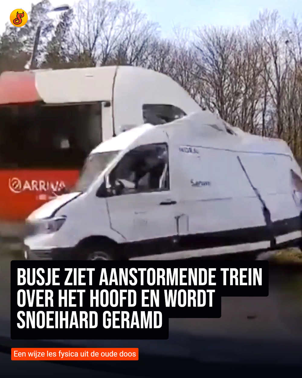 Busje ziet aanstormende trein over het hoofd en wordt snoeihard geramd