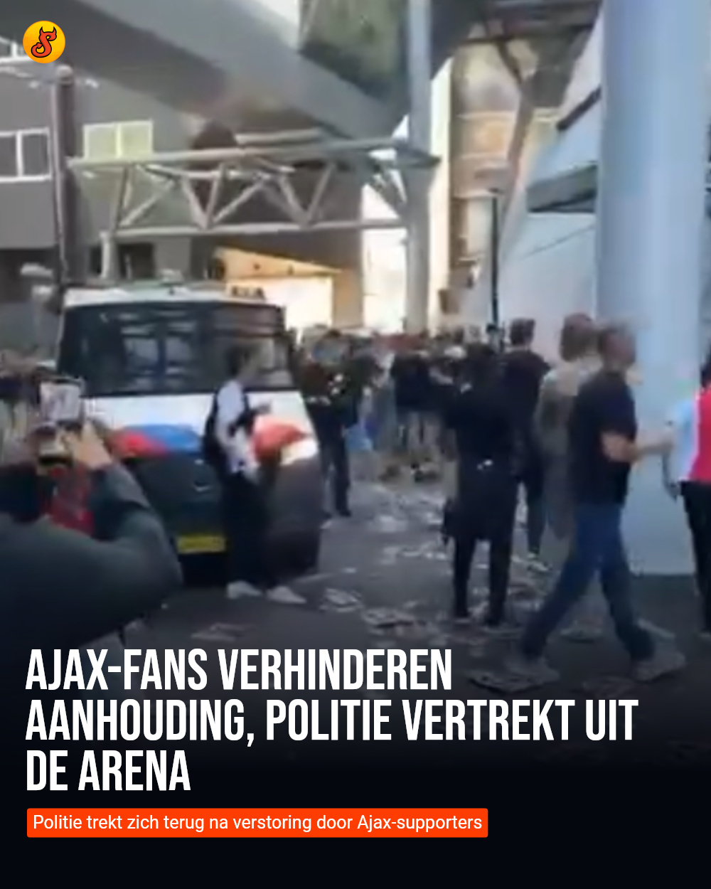 Ajax-fans verhinderen aanhouding, politie vertrekt uit de Arena