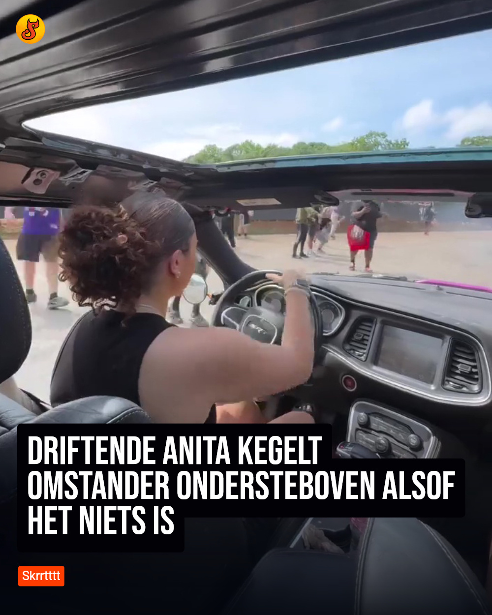 Driftende Anita kegelt omstander ondersteboven alsof het niets is