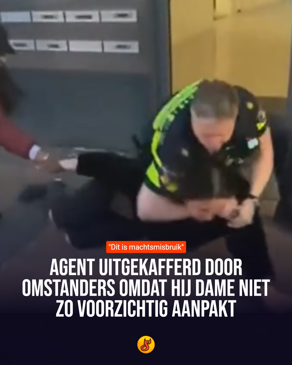 Agent uitgekafferd door omstanders omdat hij dame niet zo voorzichtig aanpakt