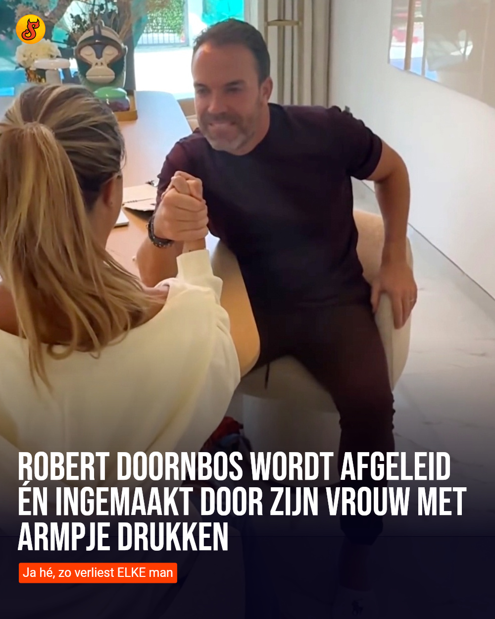 Robert Doornbos wordt afgeleid én ingemaakt door zijn vrouw met armpje drukken