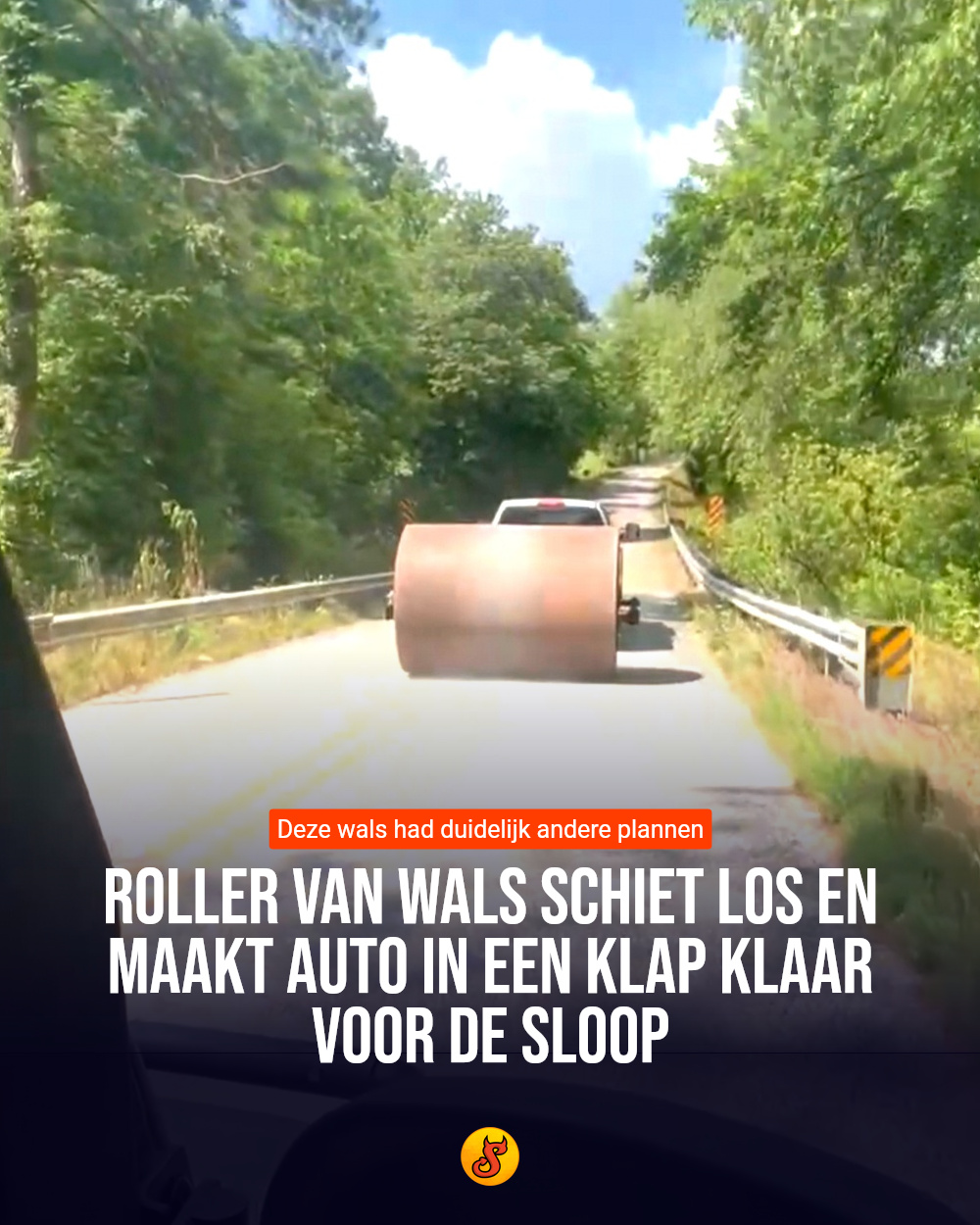 Roller van wals schiet los en maakt auto in een klap klaar voor de sloop
