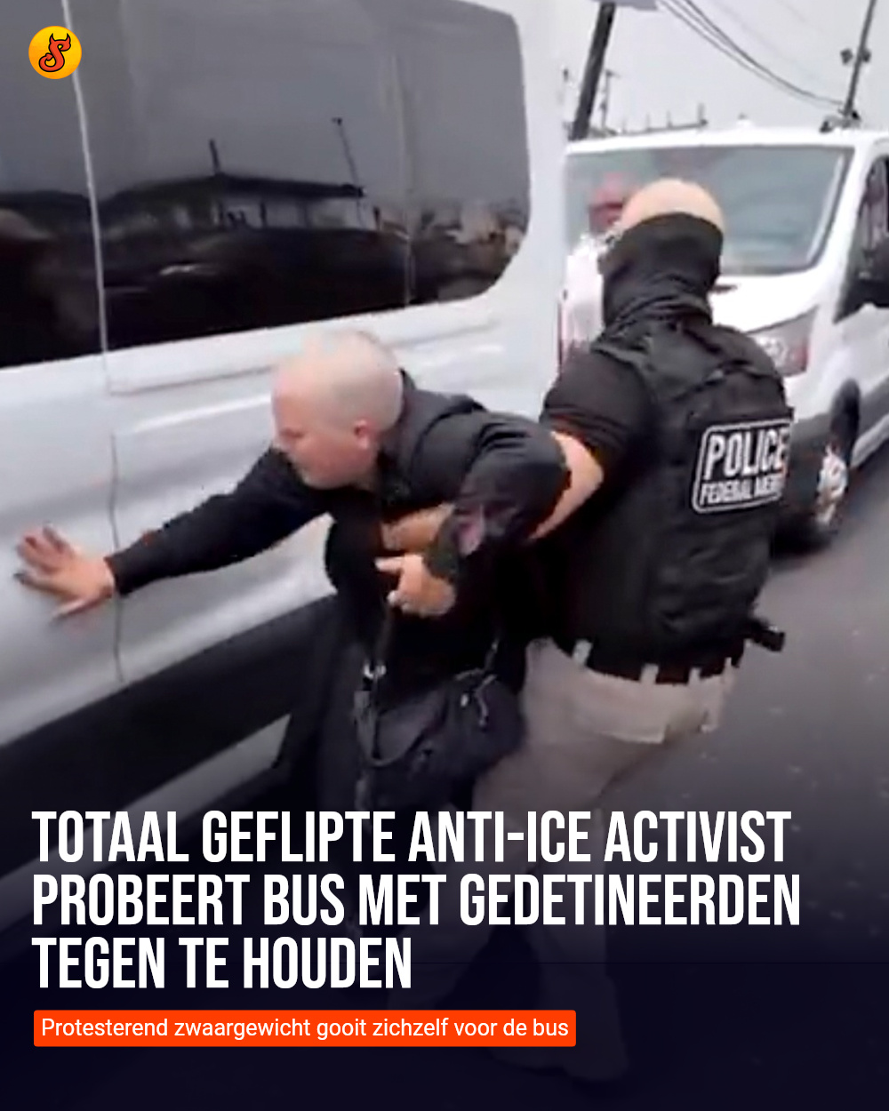 Totaal geflipte anti-ICE activist probeert bus met gedetineerden tegen te houden