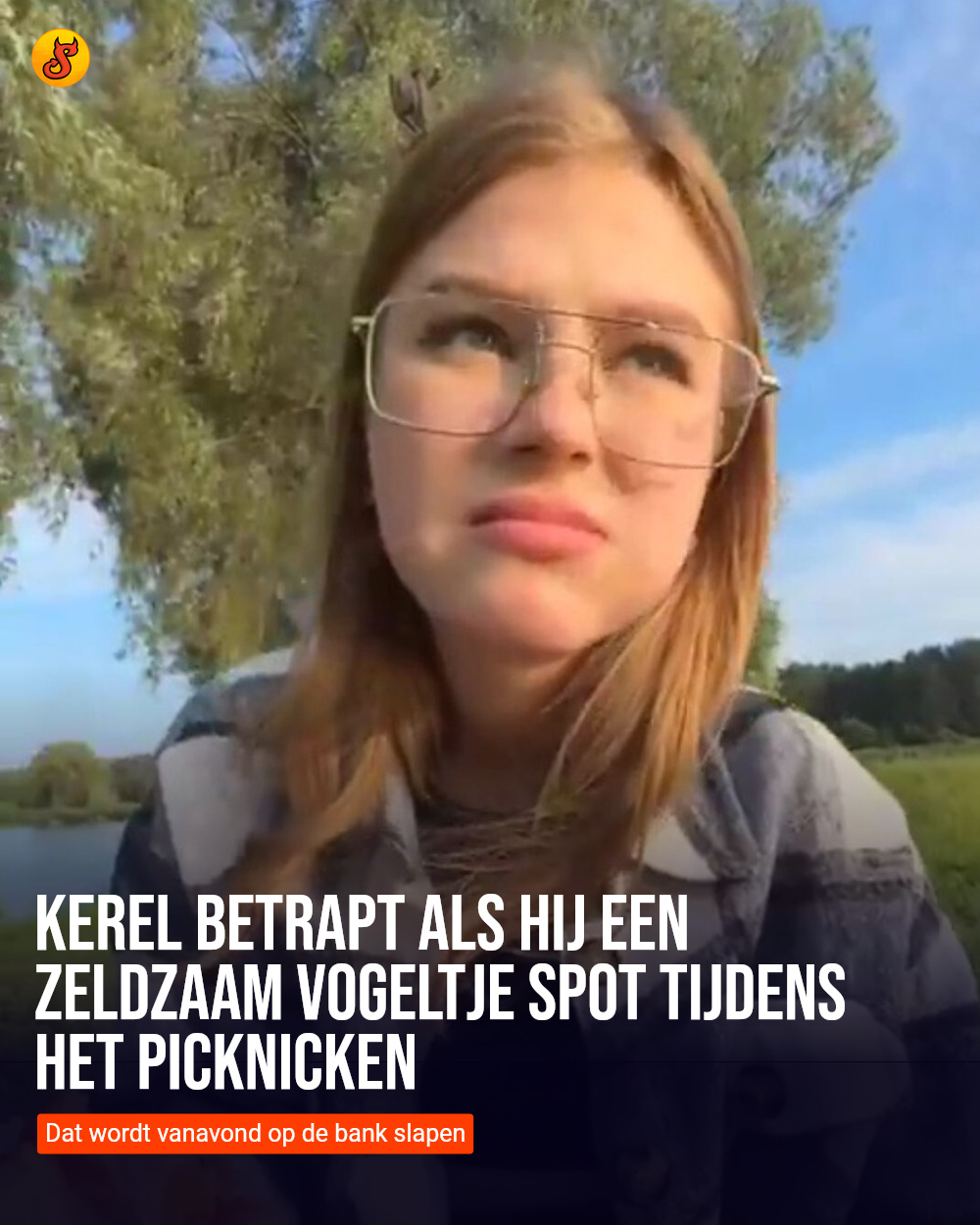 Kerel betrapt als hij een zeldzaam vogeltje spot tijdens het picknicken