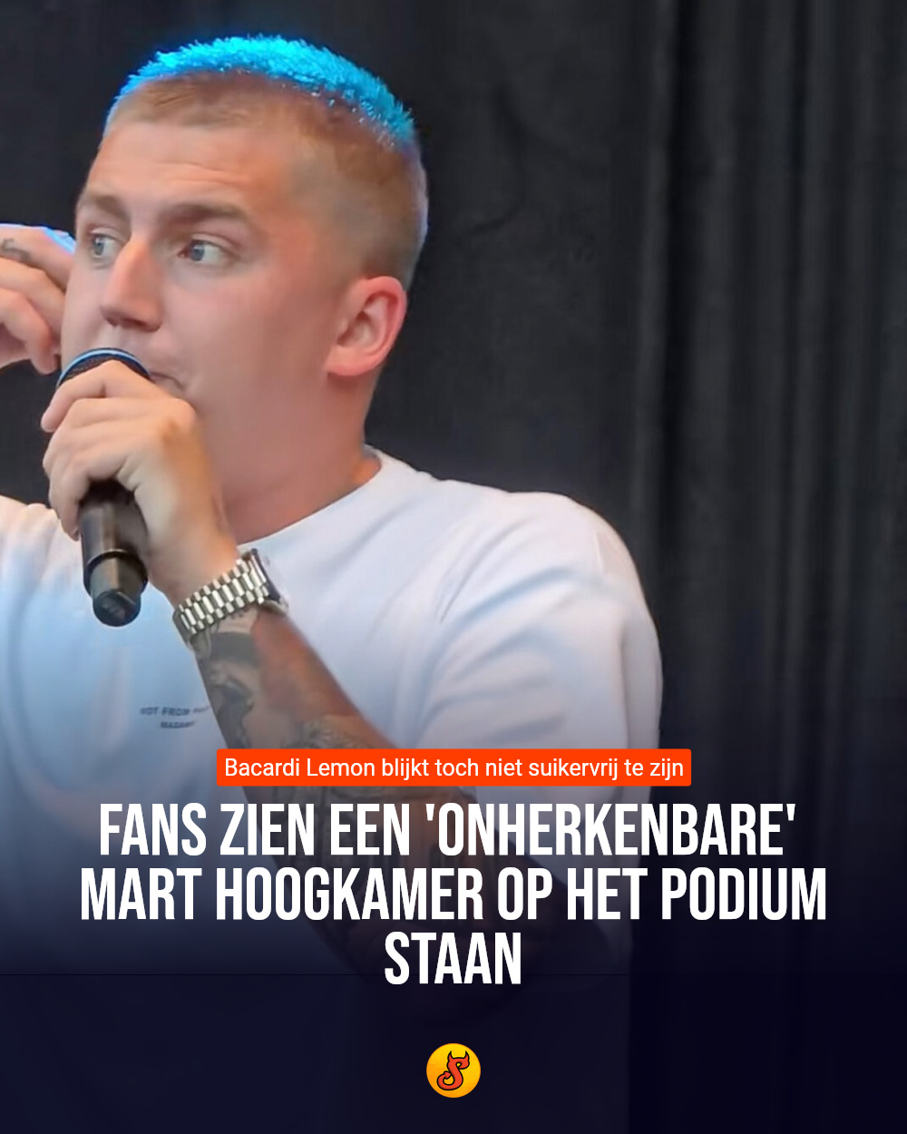 Fans zien een 'onherkenbare'  Mart Hoogkamer op het podium staan