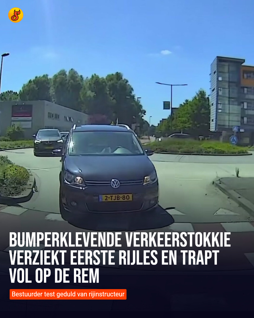 Bumperklevende verkeerstokkie verziekt eerste rijles en trapt vol op de rem