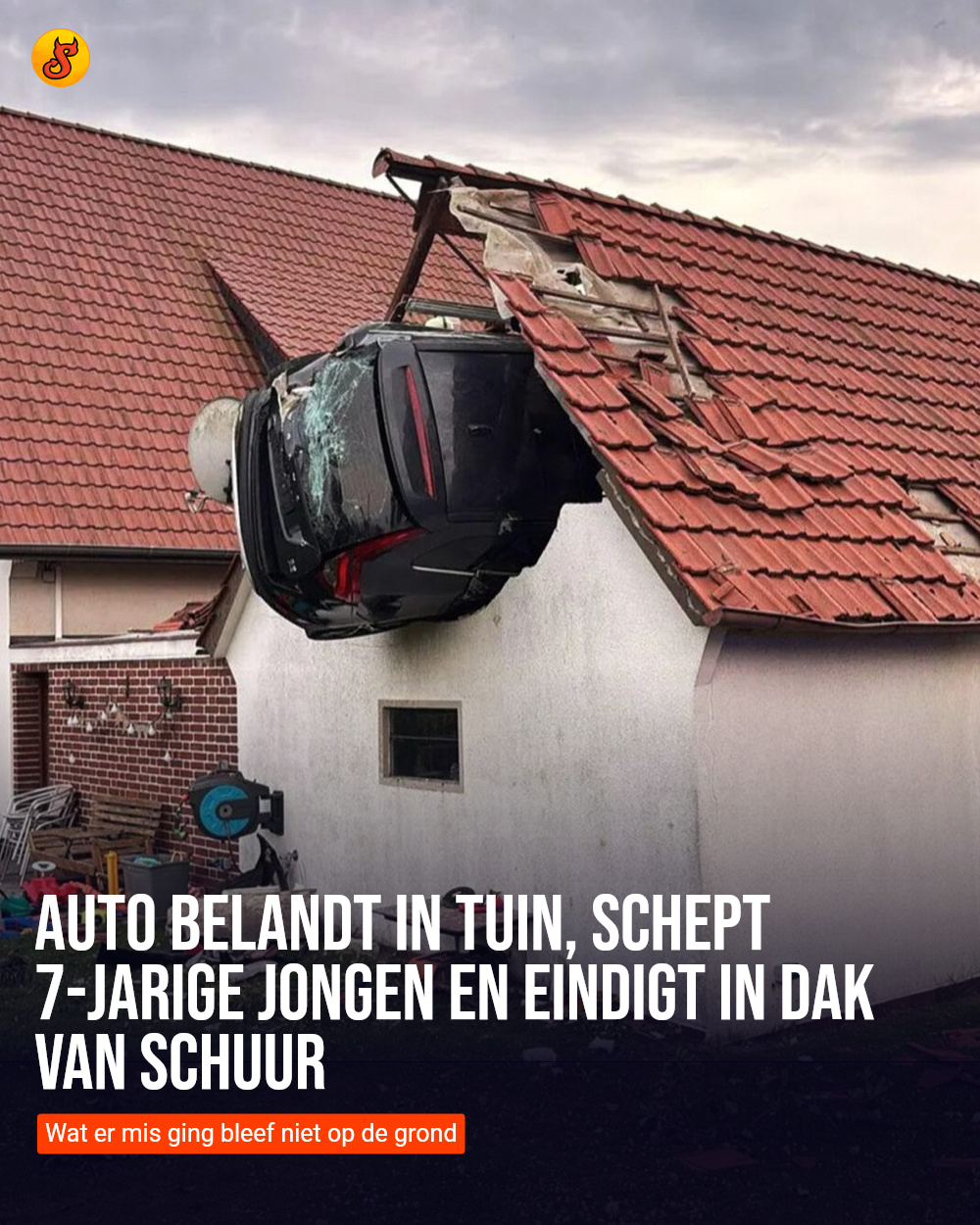 Auto belandt in tuin, schept 7-jarige jongen en eindigt in dak van schuur