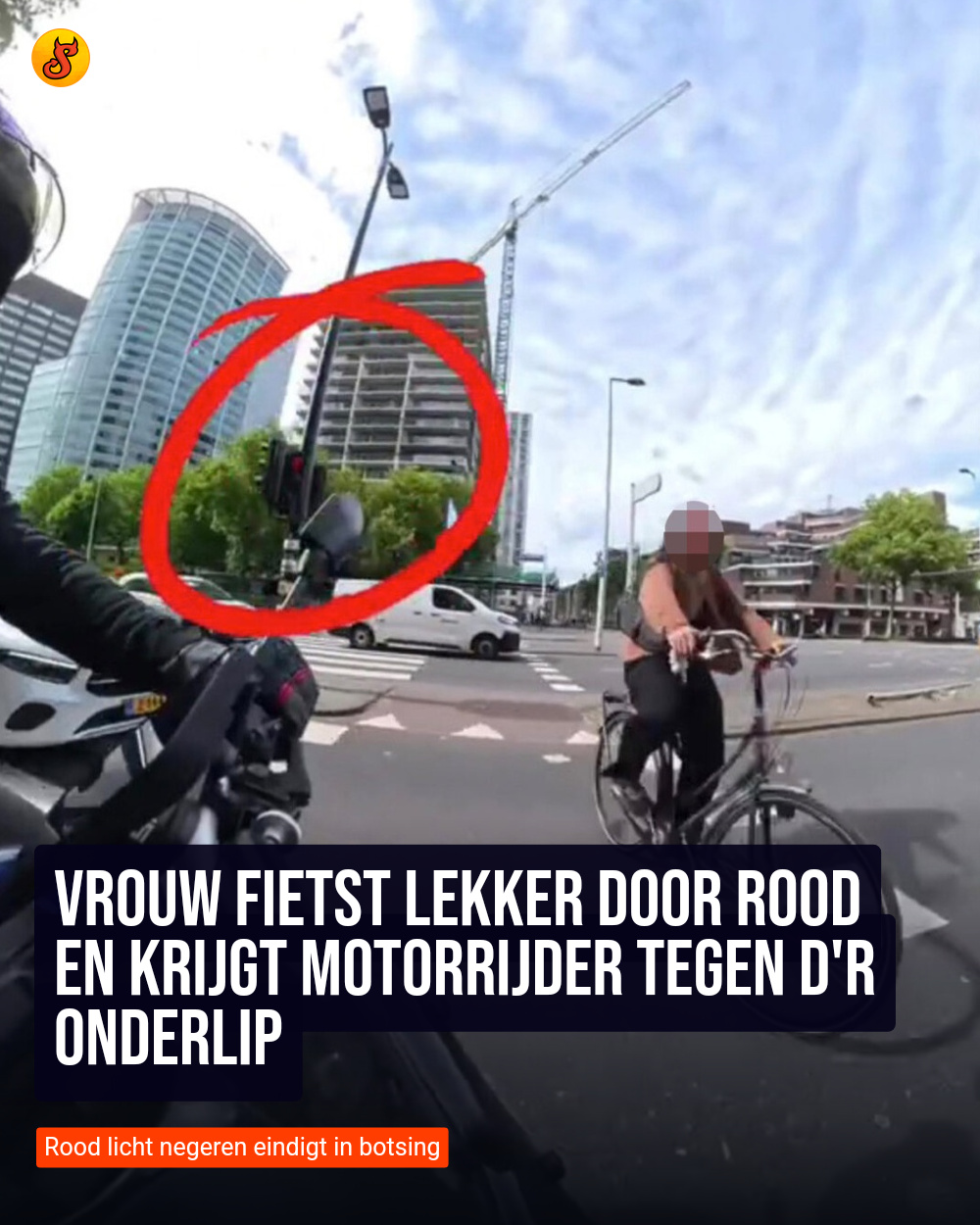 Vrouw fietst lekker door rood en krijgt motorrijder tegen d'r onderlip