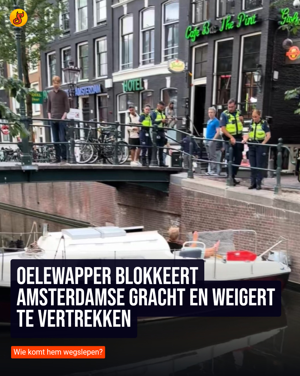 Oelewapper blokkeert Amsterdamse gracht en weigert te vertrekken