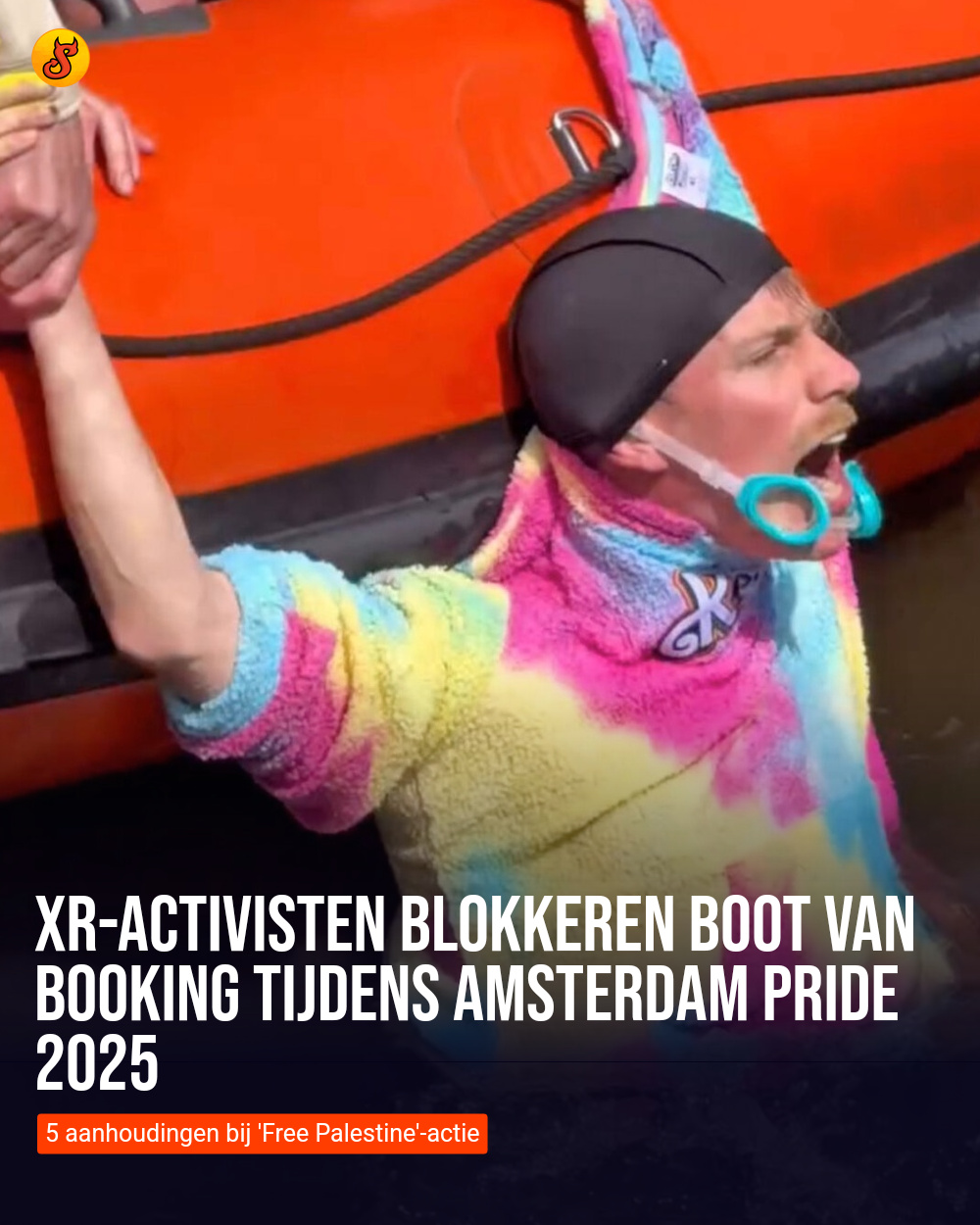 XR-activisten blokkeren boot van Booking tijdens Amsterdam Pride 2025