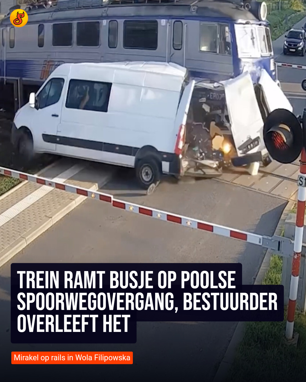 Trein ramt busje op Poolse spoorwegovergang, bestuurder overleeft het