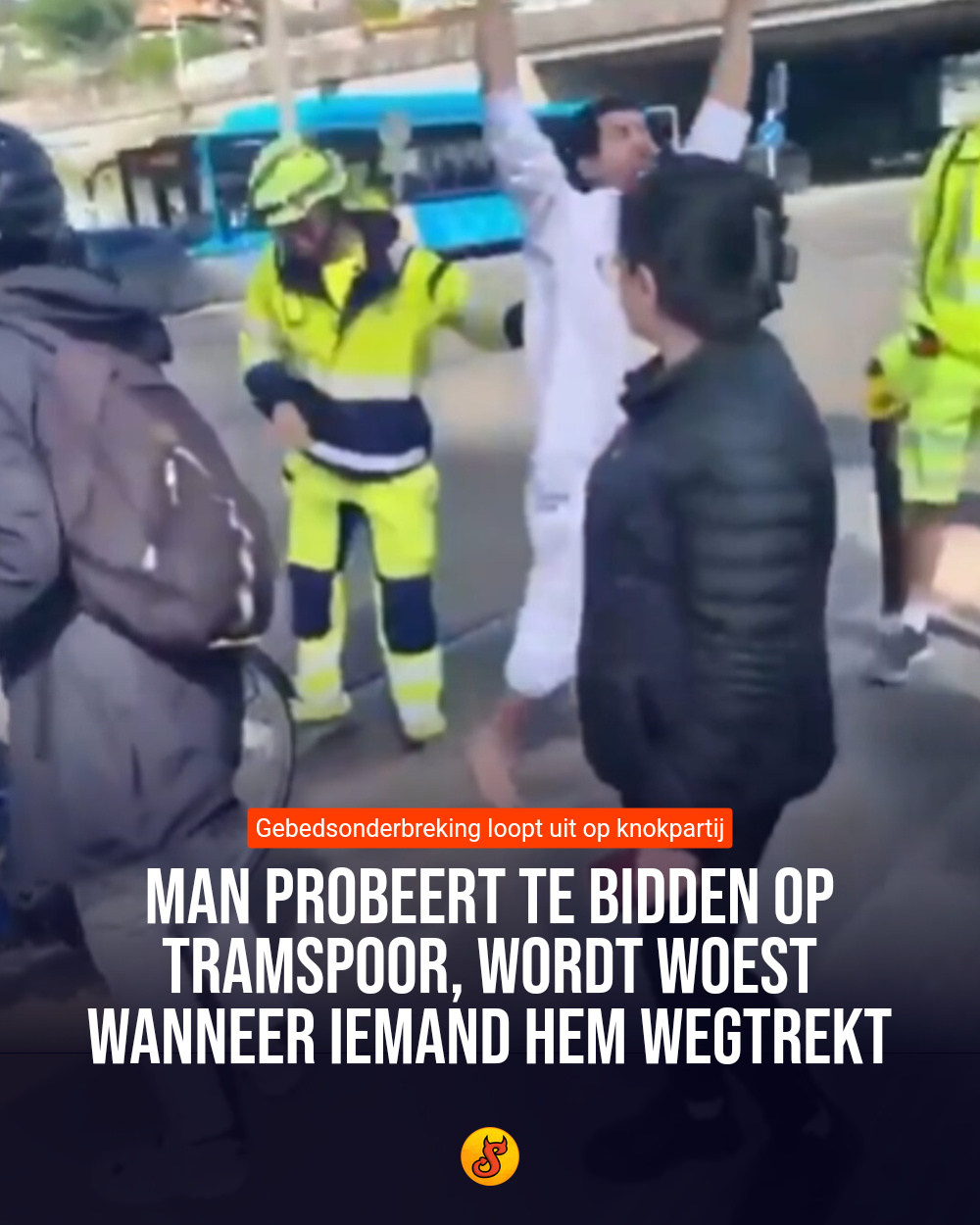 Man probeert te bidden op tramspoor, wordt woest wanneer iemand hem wegtrekt