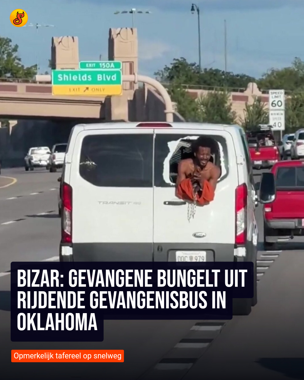 Bizar: Gevangene bungelt uit rijdende gevangenisbus in Oklahoma