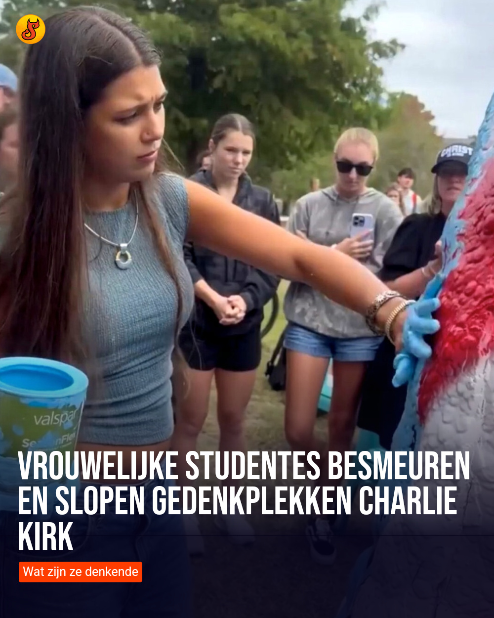 Vrouwelijke studentes besmeuren en slopen gedenkplekken Charlie Kirk