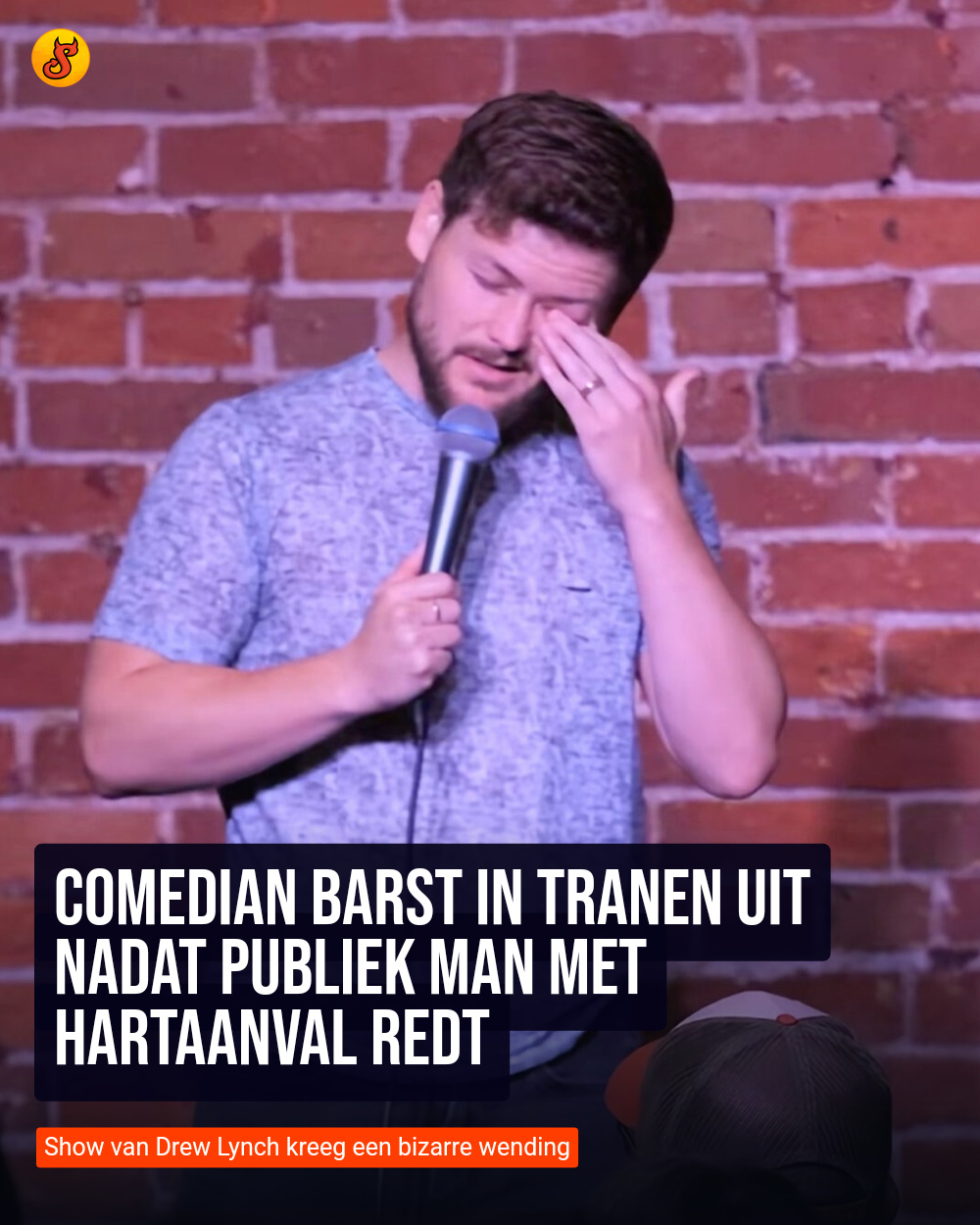 Comedian barst in tranen uit nadat publiek man met hartaanval redt