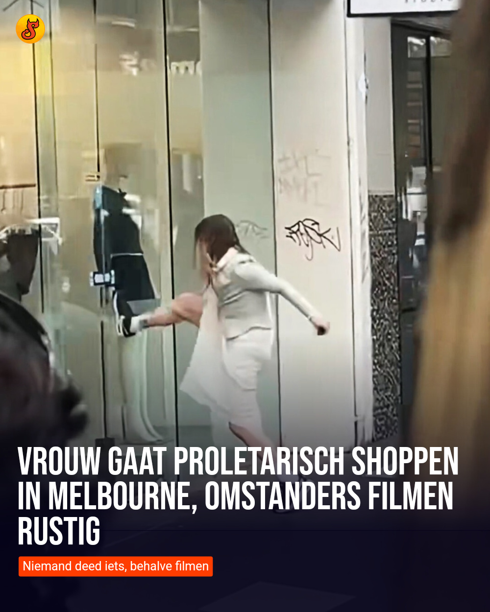 Vrouw gaat proletarisch shoppen in Melbourne, omstanders filmen rustig