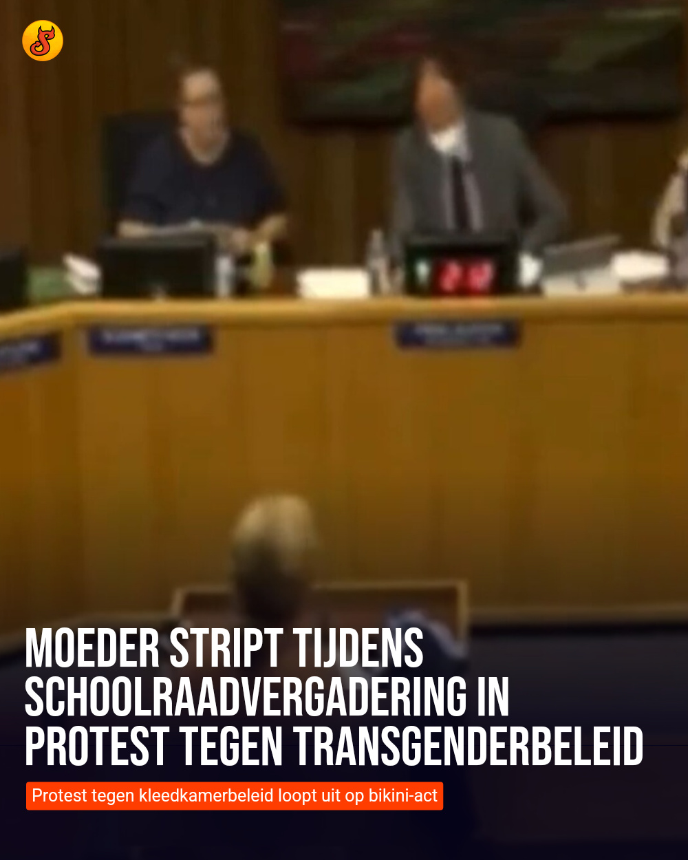 Moeder stript tijdens schoolraadvergadering in protest tegen transgenderbeleid