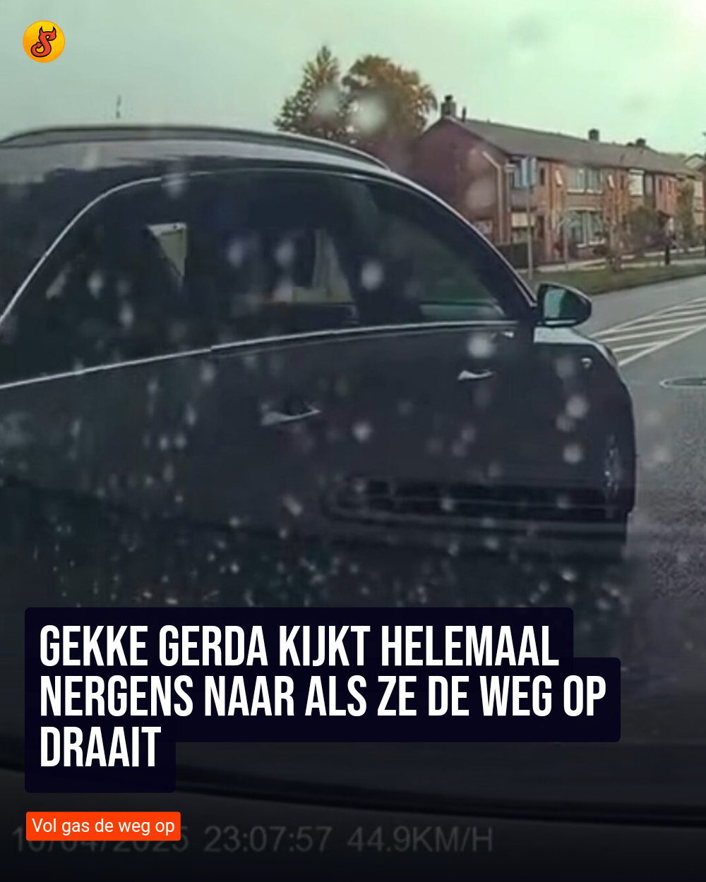 Gekke Gerda kijkt helemaal nergens naar als ze de weg op draait
