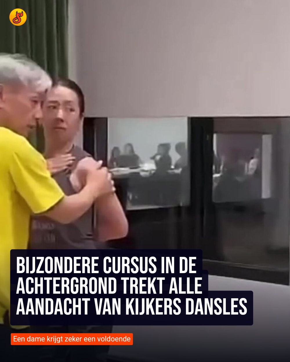 Bijzondere cursus in de achtergrond trekt alle aandacht van kijkers dansles