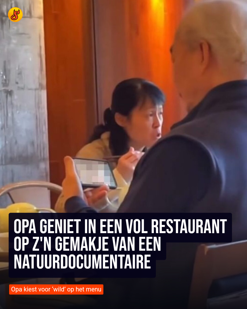 Opa geniet in een vol restaurant op z'n gemakje van een natuurdocumentaire