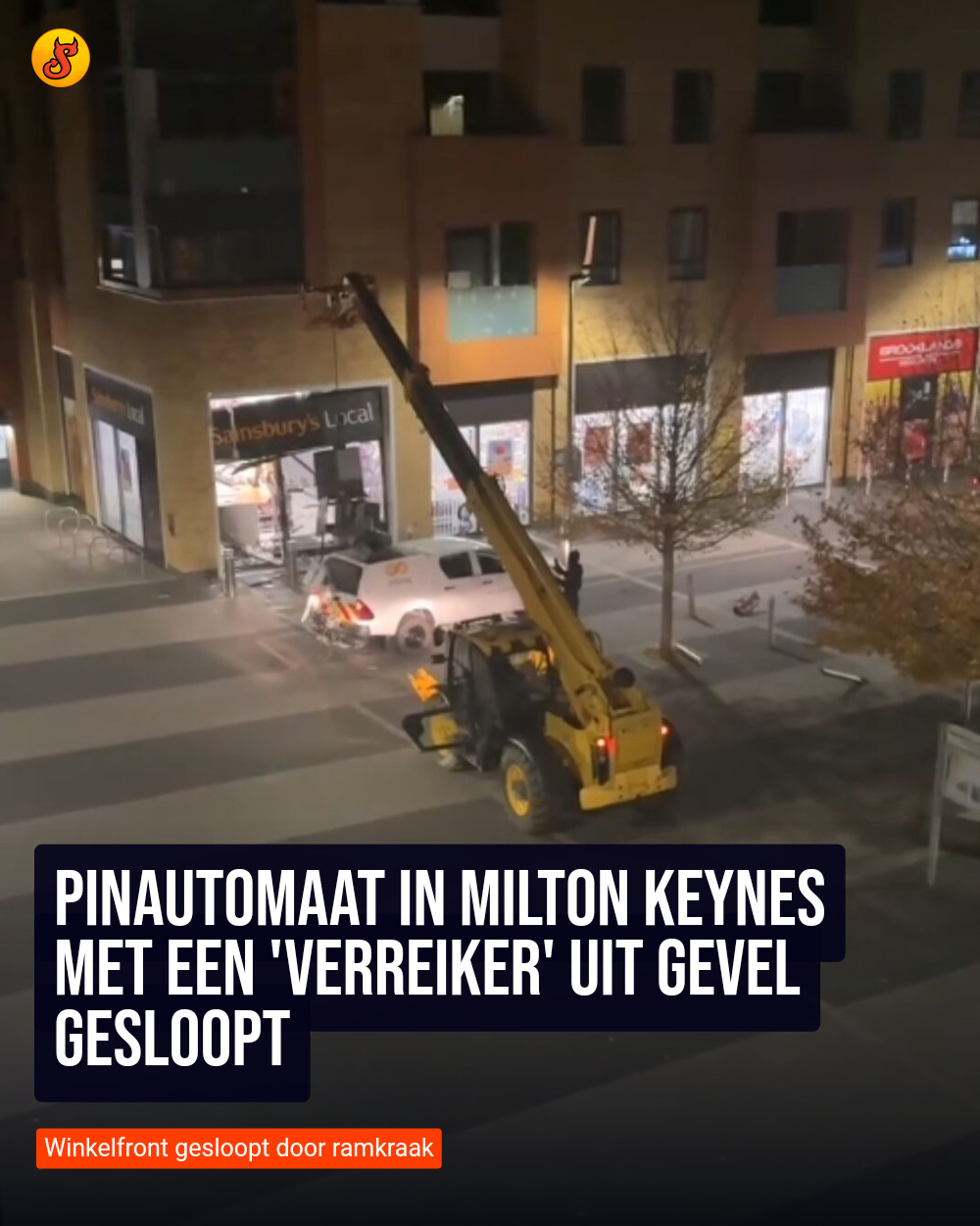 Pinautomaat in Milton Keynes met een 'verreiker' uit gevel gesloopt