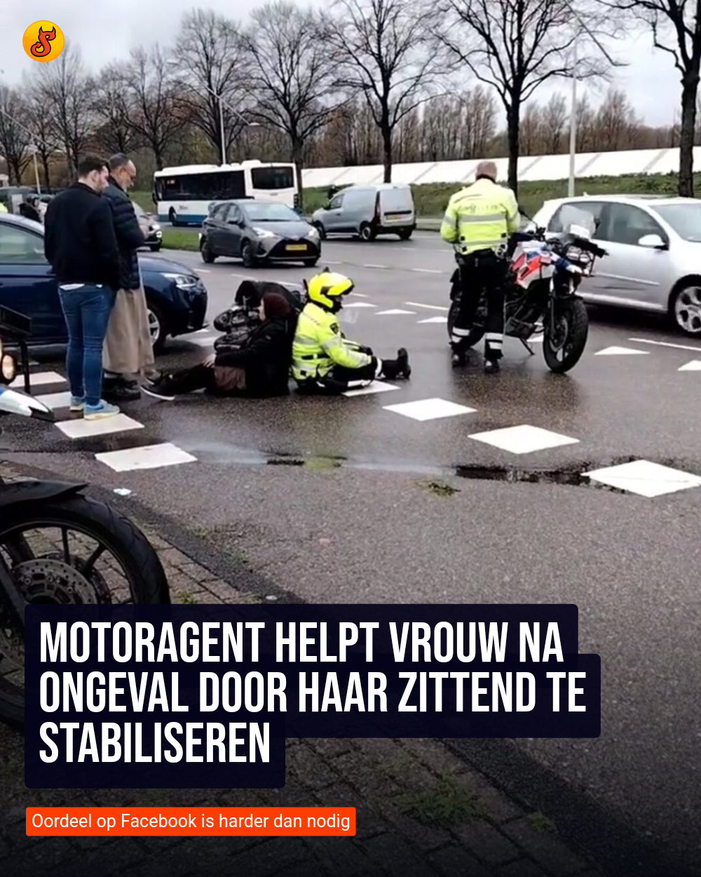 Motoragent helpt vrouw na ongeval door haar zittend te stabiliseren