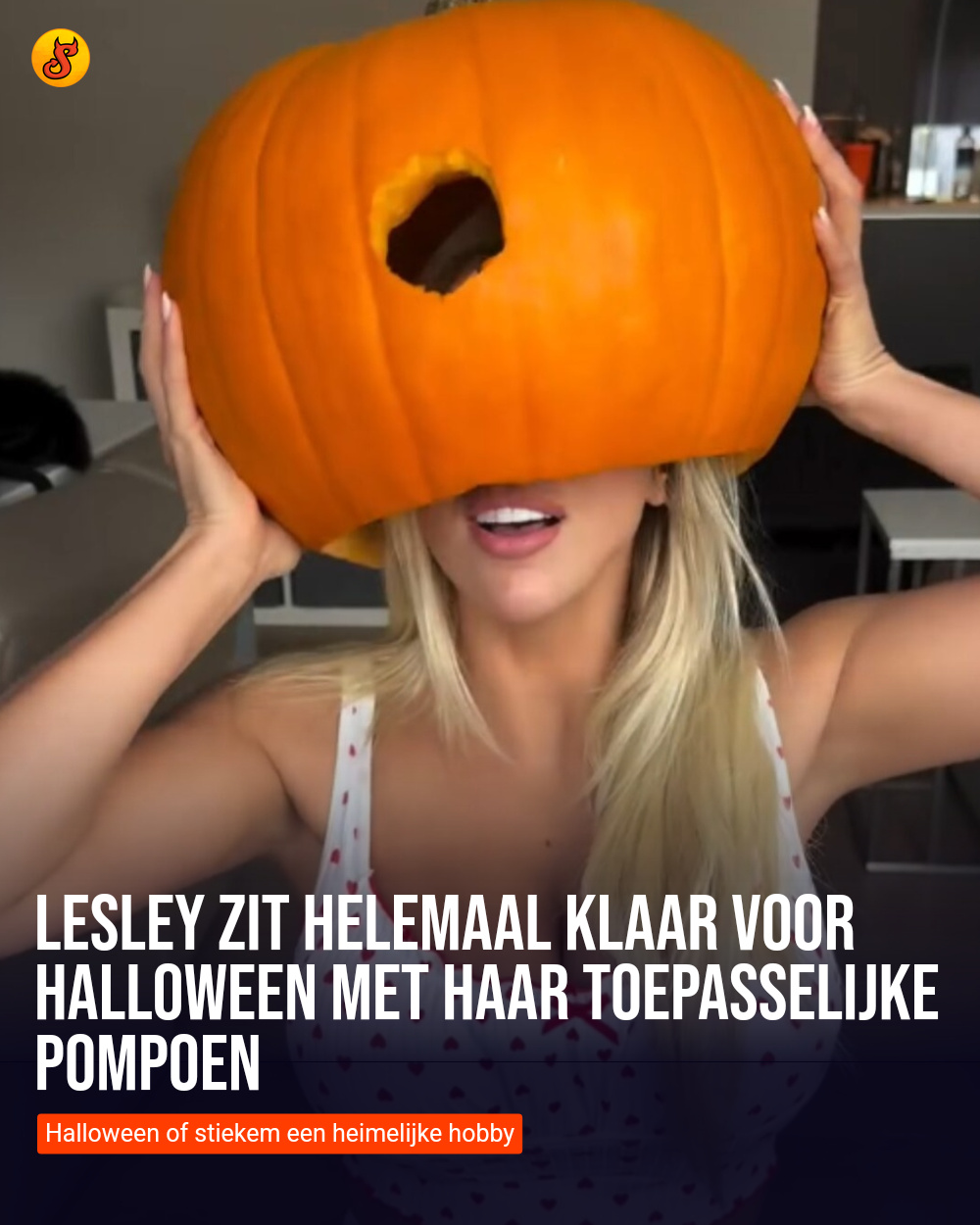 Lesley zit helemaal klaar voor Halloween met haar toepasselijke pompoen