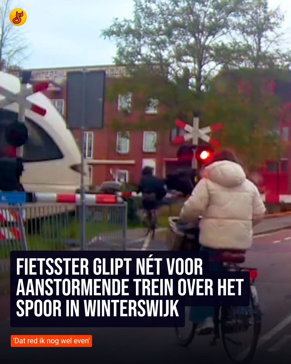 Fietsster glipt nét voor aanstormende trein over het spoor in Winterswijk