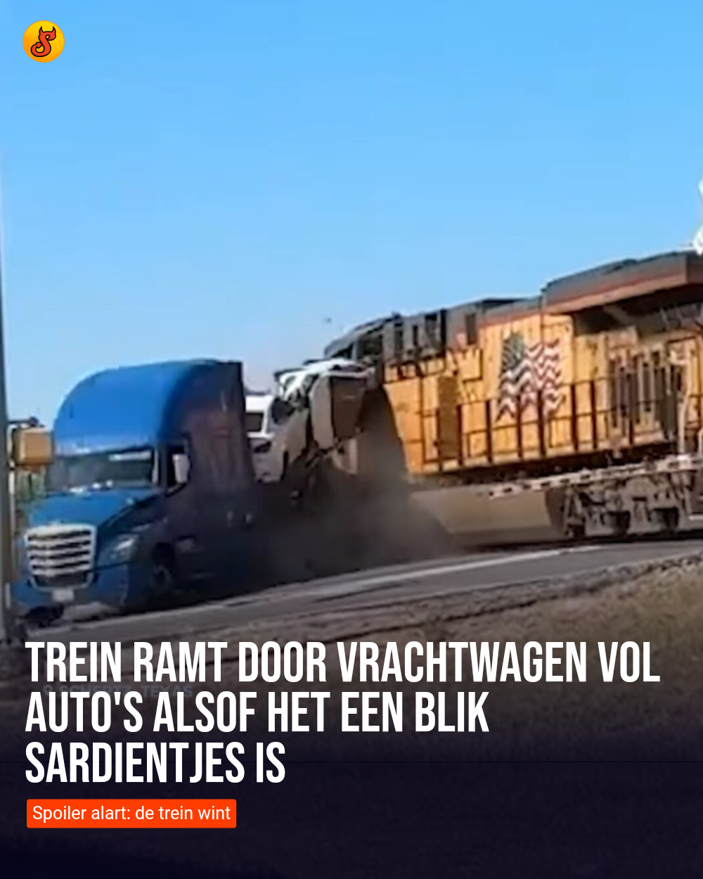Trein ramt door vrachtwagen vol auto's alsof het een blik sardientjes is