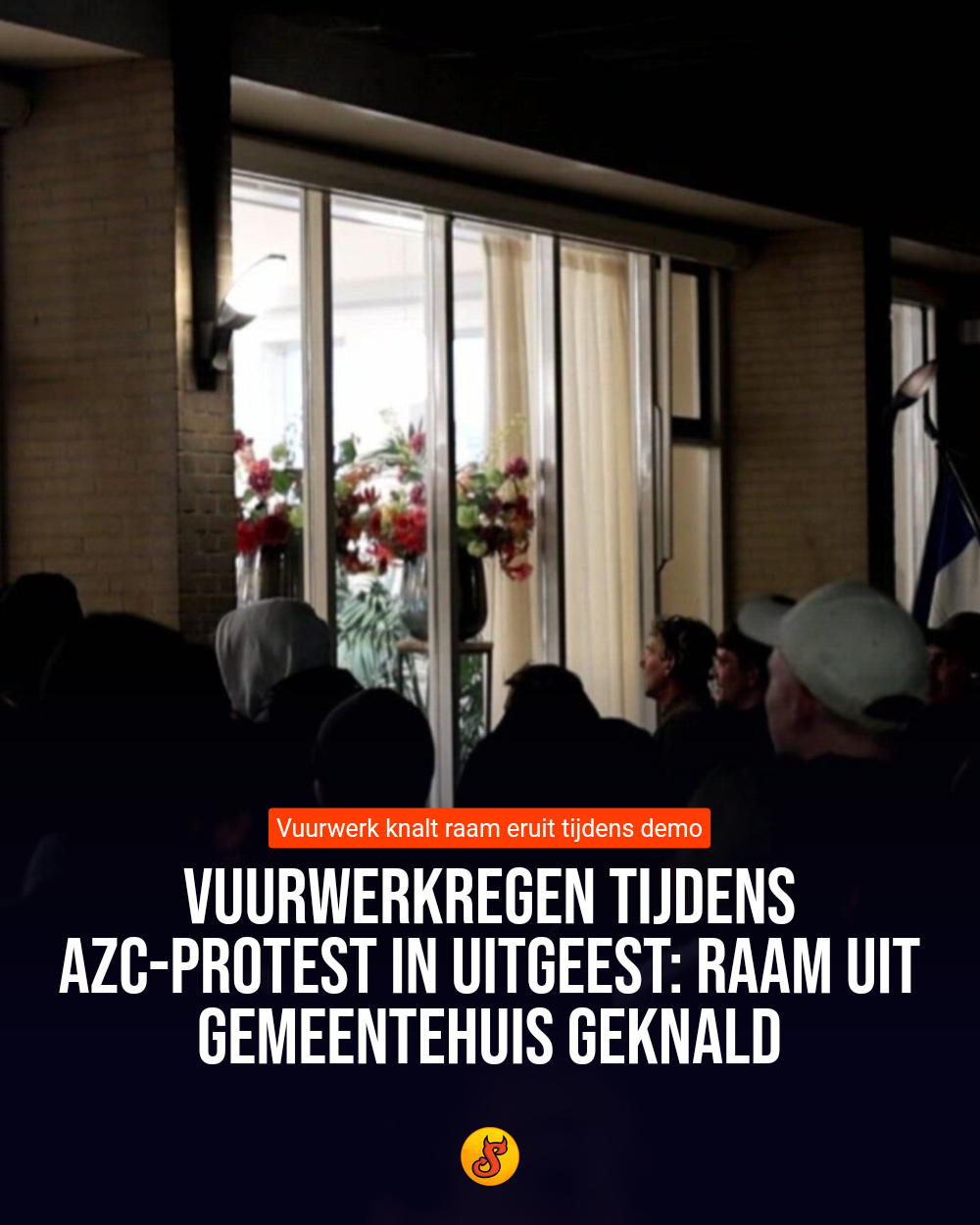 Vuurwerkregen tijdens azc-protest in Uitgeest: Raam uit gemeentehuis geknald