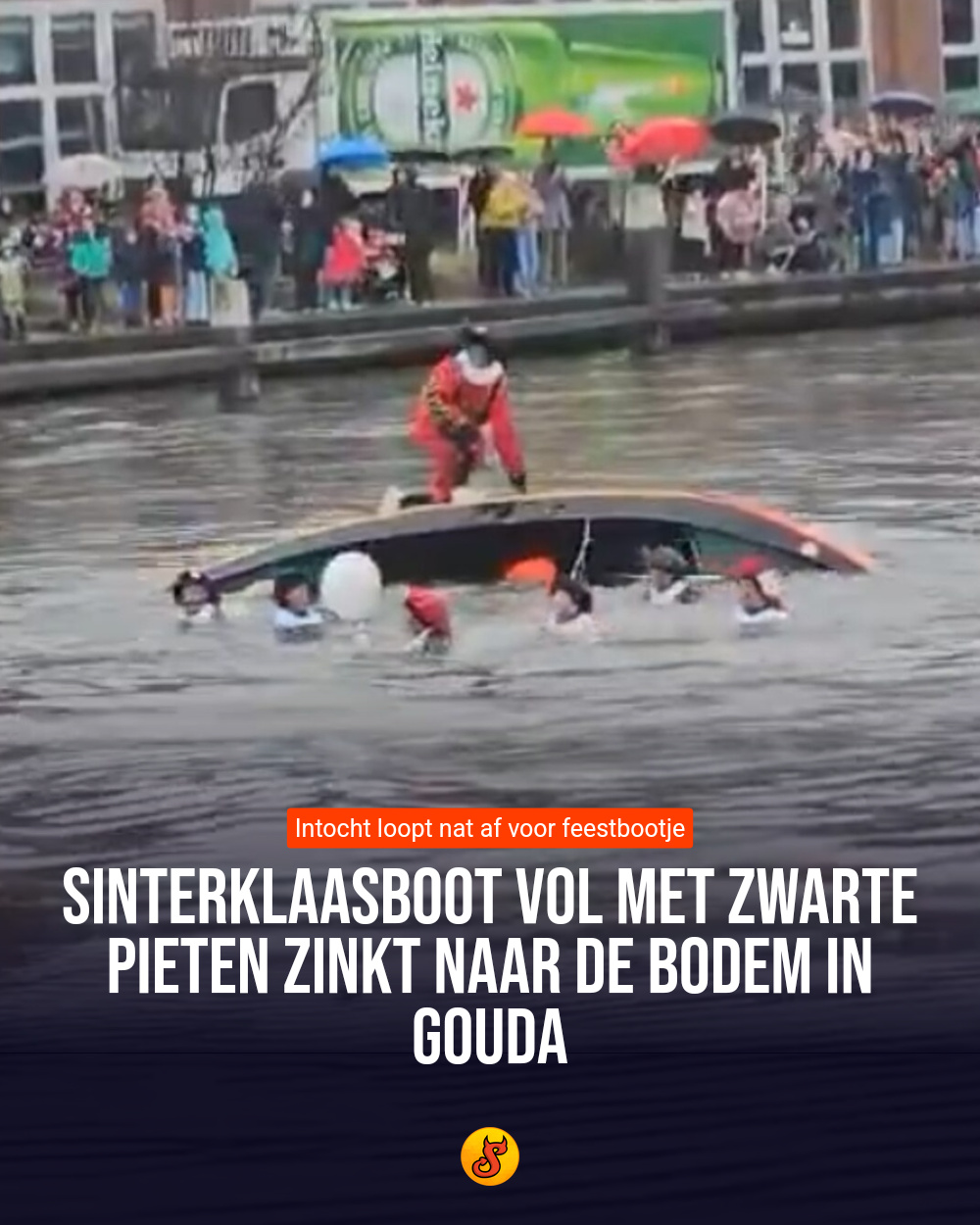 Sinterklaasboot vol met Zwarte Pieten zinkt naar de bodem in Gouda