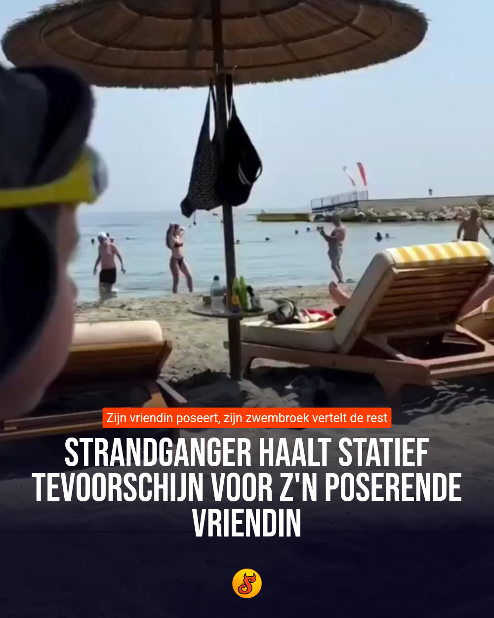 Strandganger haalt statief tevoorschijn voor z'n poserende vriendin